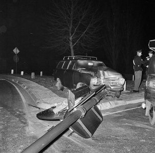 128781 Afbeelding van een personenauto na een botsing tegen een lichtmast op het verkeersplein de Berekuil te Utrecht.